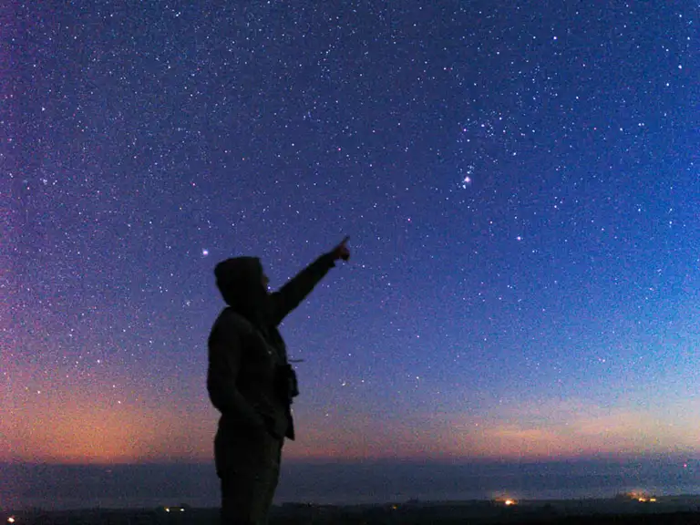 Tom Axelsen er nomineret til DarkSky Internationals 'Dark Sky Defender' Award for sin enestående indsats for at bevare det naturlige nattemørke og formidle stjernehimlen på Møn og Nyord